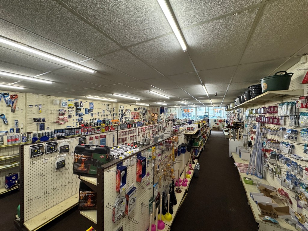 Lot: 33 - FREEHOLD VACANT SHOP, VACANT TWO-BEDROOM FLAT PLUS TWO-BEDROOM INVESTMENT FLAT IN PRIME LOCATION - Inside shop - retail area - view 4